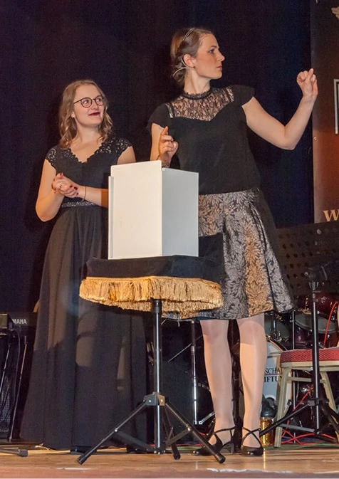 Johanna Lux bei der Messezauberei