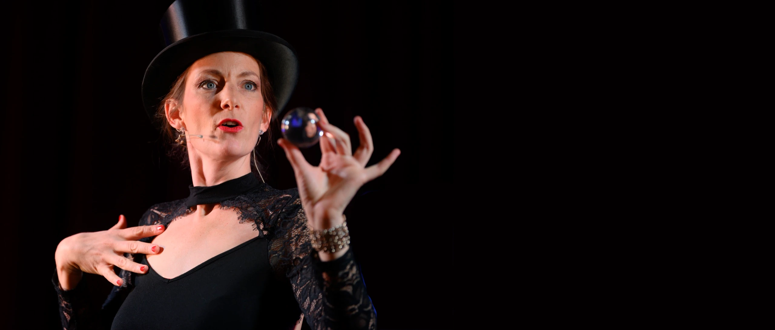 Zauberin Johanna Lux bei einem Live-Auftritt