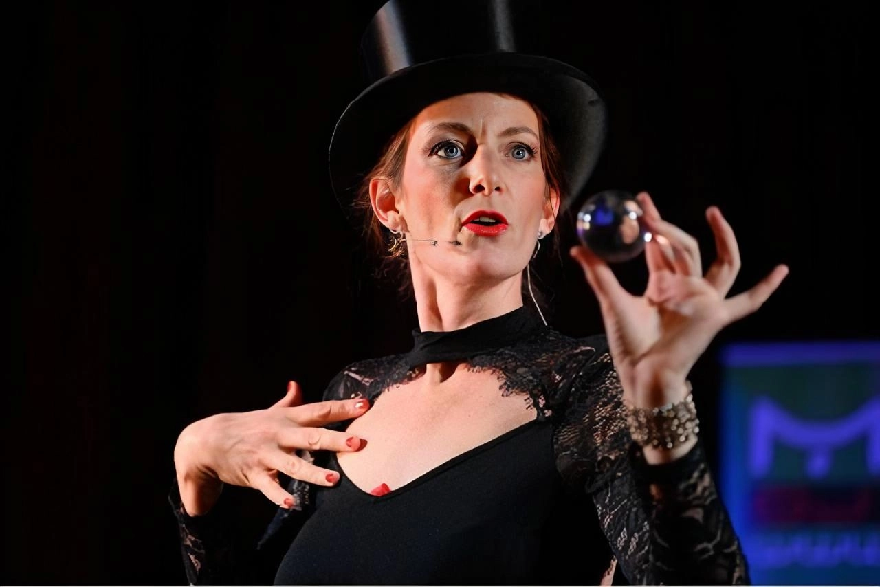 Johanna Lux bei der Messezauberei